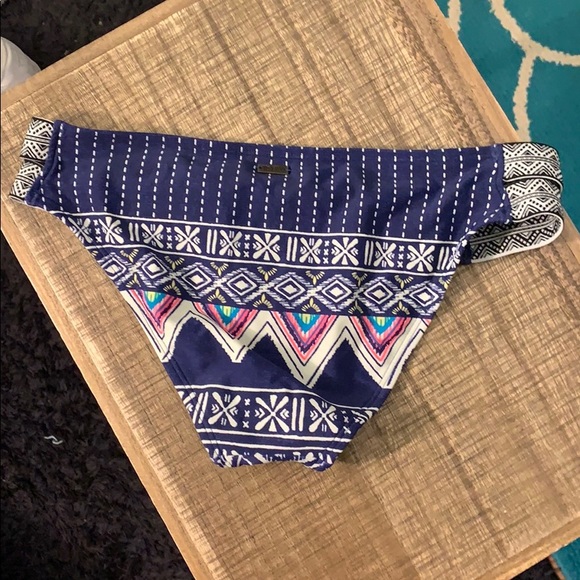 Roxy bikini top and bottom - Picture 7 of 8